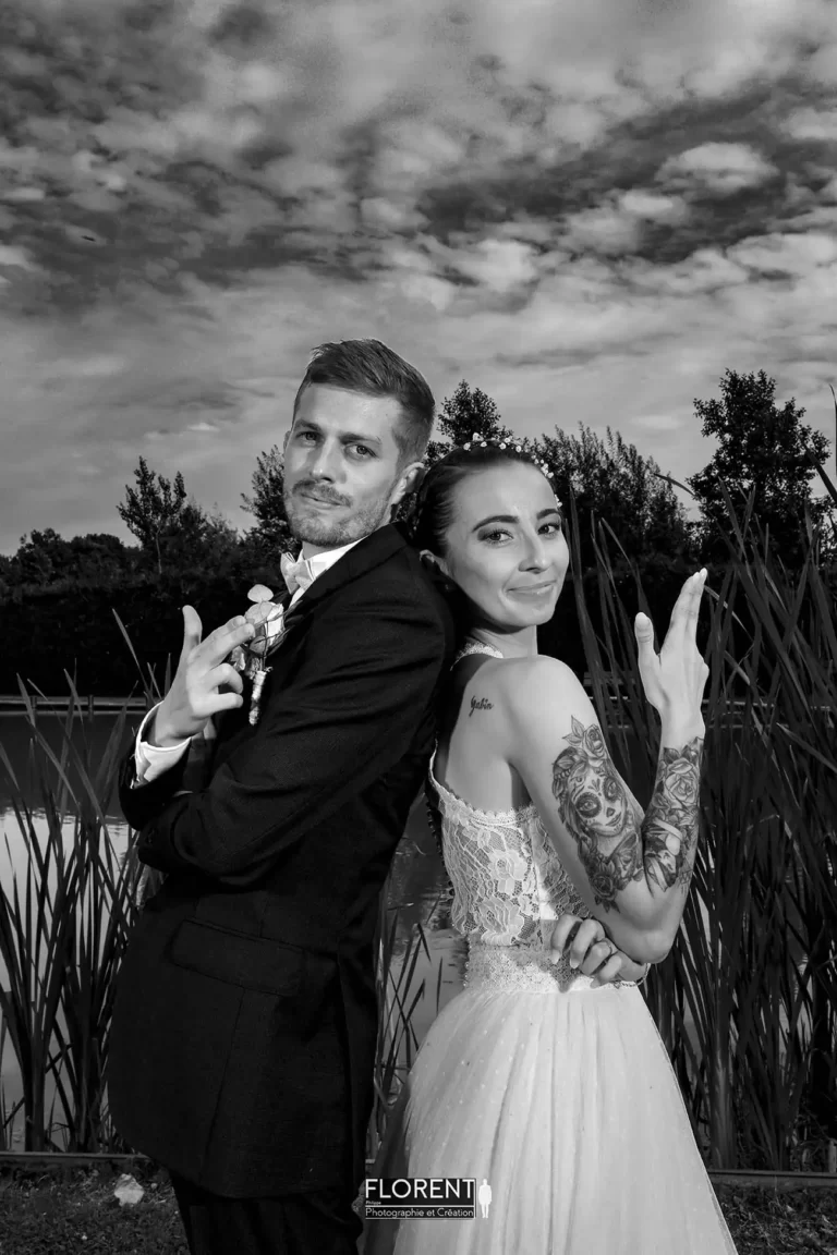 james bond mariage amoureux humour au bord de l étang noir et blanc florent studio photographe boulogne sur mer lille le touquet paris calais saint omer