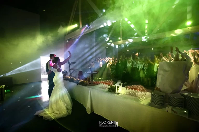 photographe mariage au moment du gateau la danse folle des mariées dans les bulles de fumée florent studio boulogne sur mer lille le touquet paris