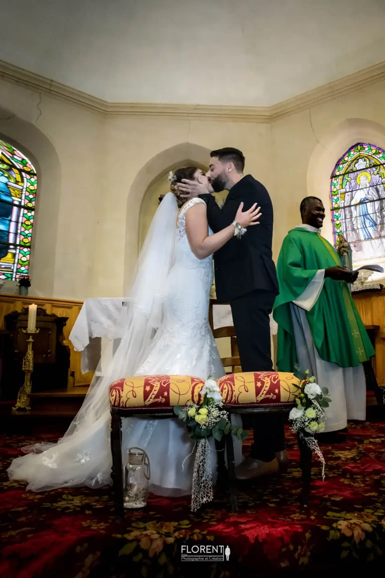 photographe mariage le baisé tendre des époux à l'église florent studio boulogne sur mer