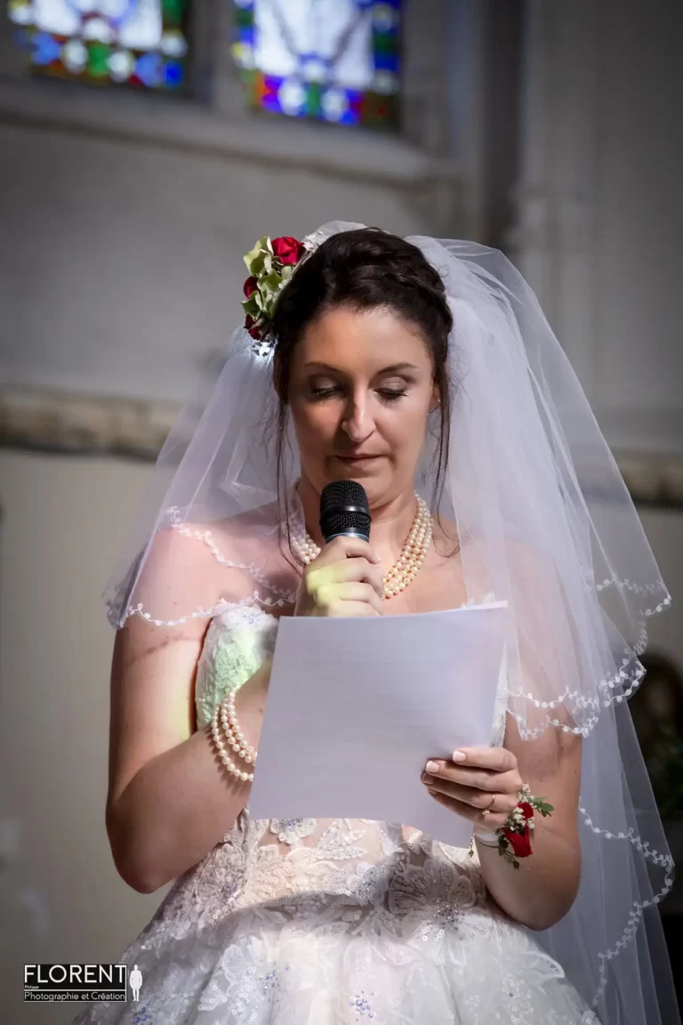mariage lille etaples la mariée emue parle au micro à l'église florent studio boulogne sur mer le touquet paris saint omer copie