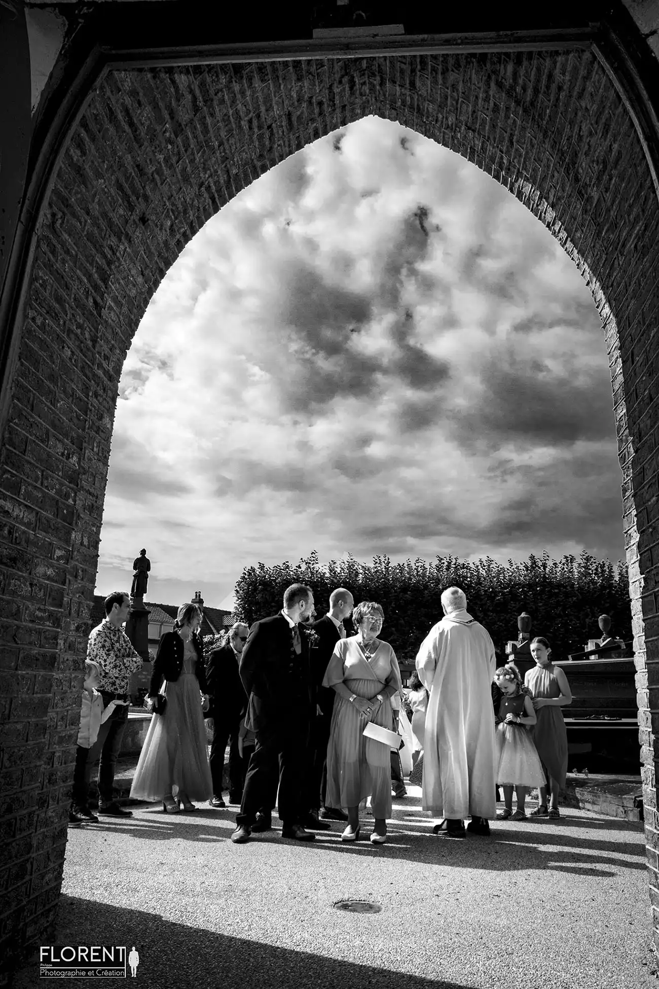 mariage lille etaples les mariés attendent devant le porche de l'église superbe noir et blanc boulogne sur mer paris le touquet saint omer