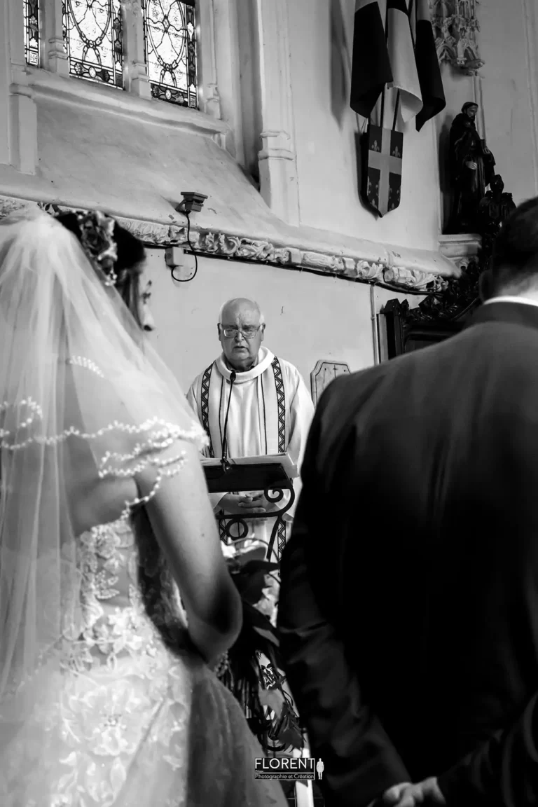 mariage lille etaples les mariés emus ecoute le prêtre à l'église à l'église florent studio boulogne sur mer le touquet paris saint omer