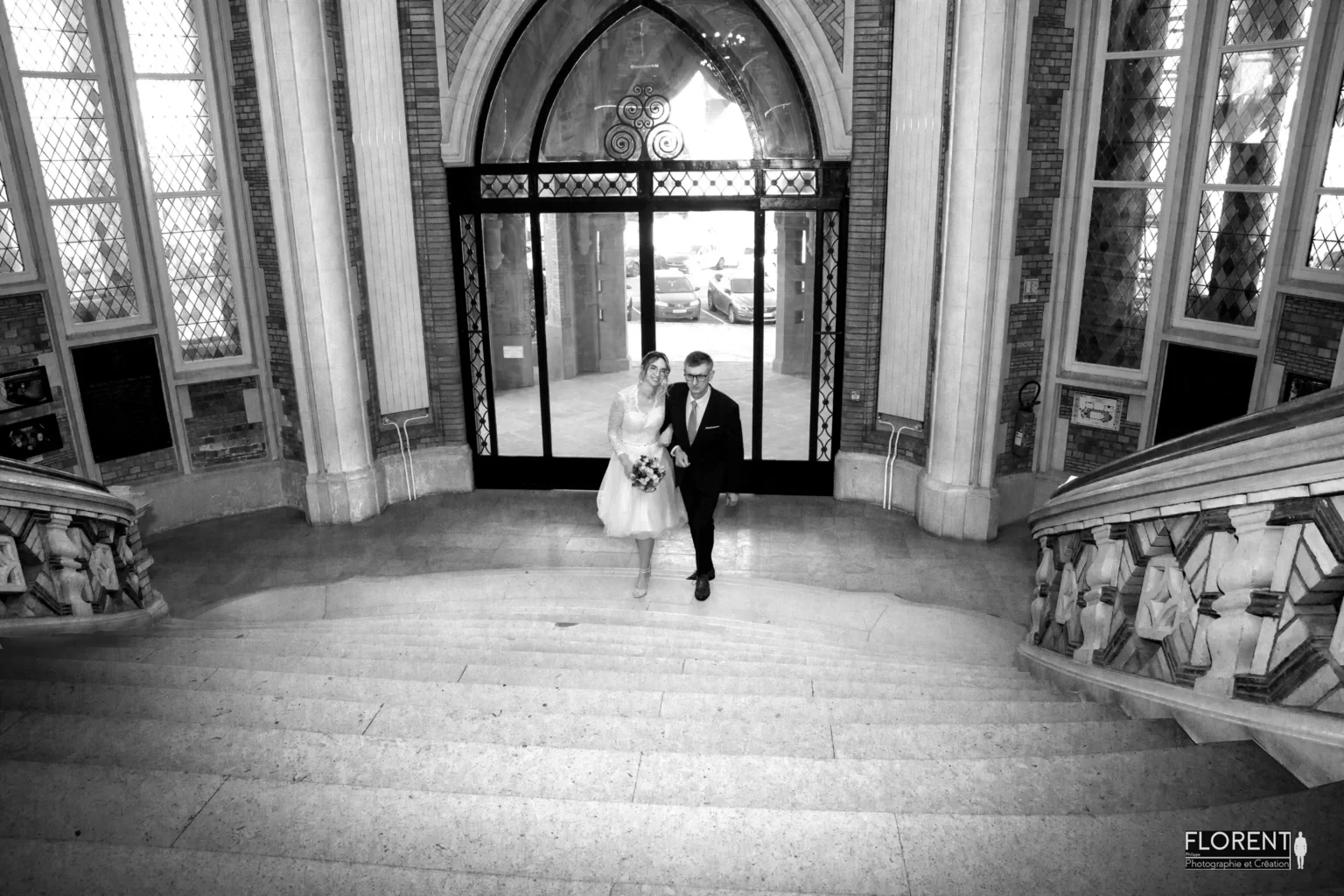 mariage marie du touquet superbe montee des marches en souriant noir et blanc florent studio boulogne sur mer lille saint omer