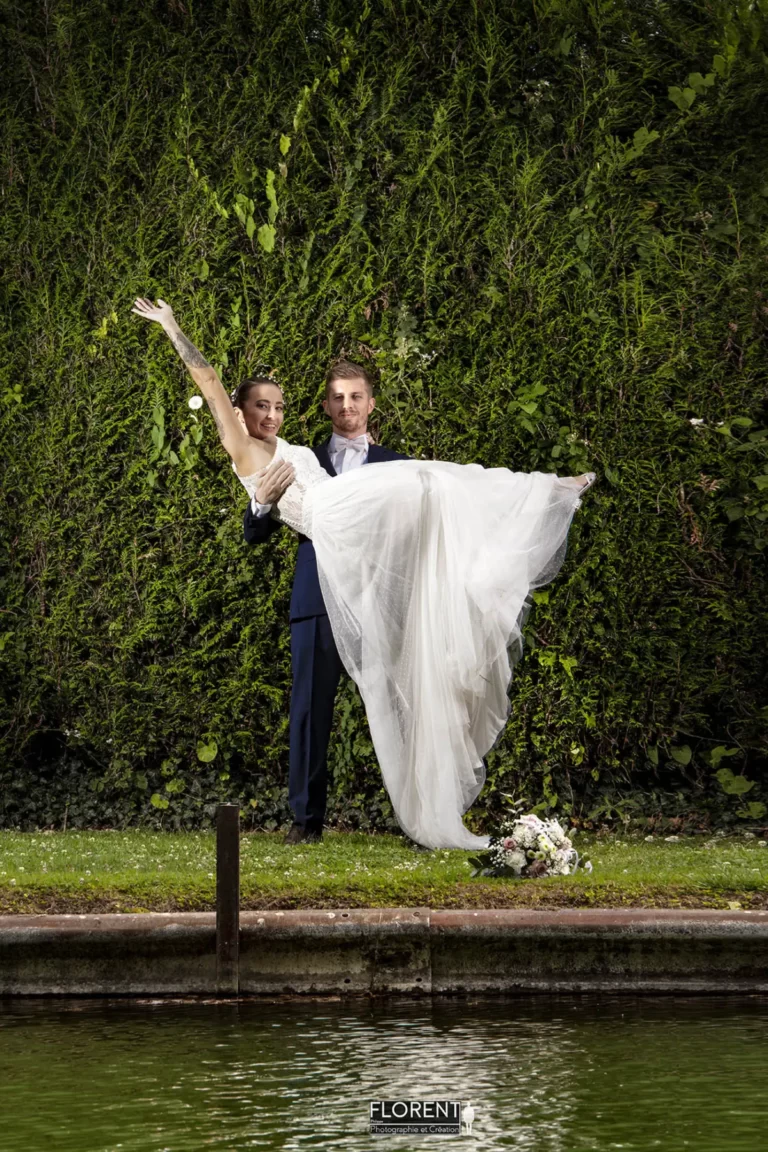 marie amoureux porte sa mariée au bord de l étang florent studio photographe mariage boulogne sur mer lille le touquet paris calais saint omer