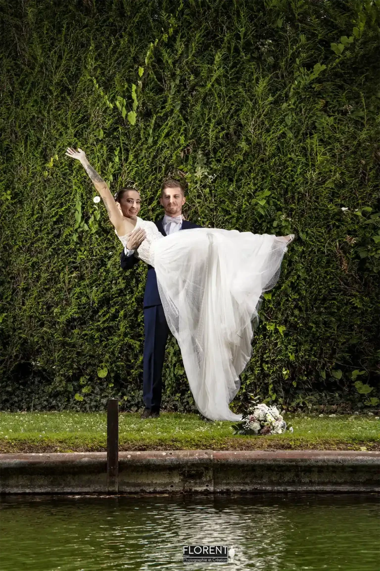 marié amoureux porte sa mariée au bord de l étang florent studio photographe mariage boulogne sur mer lille le touquet paris calais saint omer