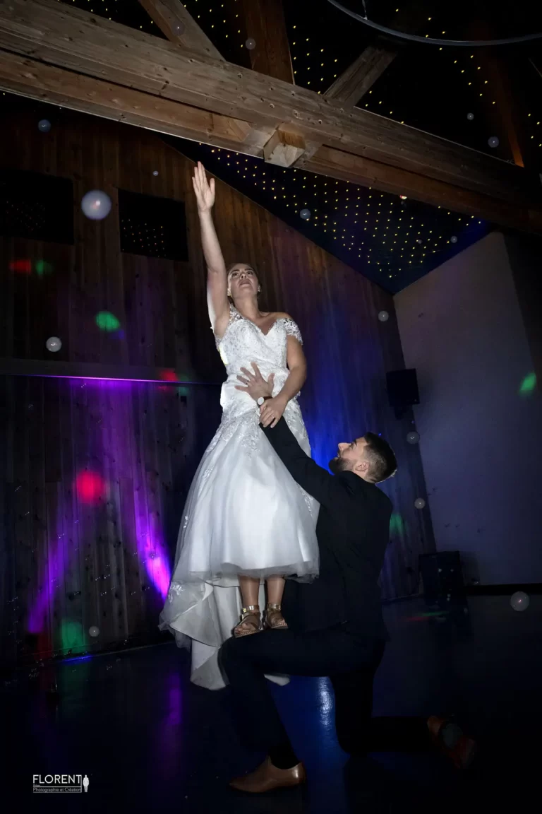 photo emouvante de la marié montrant le ciel à la fin de la danse florent photographe mariage le touquet paris saint omer lille