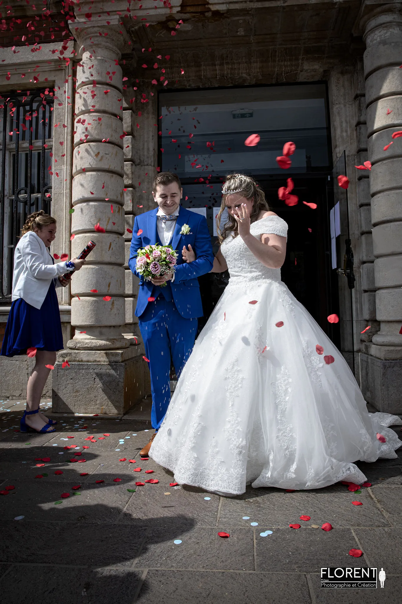 photographe boulogne sur mer mariage superbe scene devant la mairie sous petale de roses dans la joie florent studio lille le touquet paris calais saint omer
