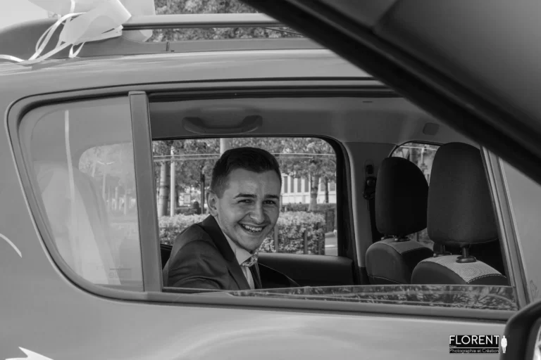 photographe du marié dans les rues de boulogne sur mer dans sa voiture rires florent studio photographe boulogne sur mer lille le touquet saint omer paris