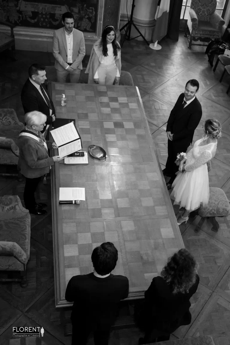 photographe mariage du balcon marie du touquet les mariés debout devant la maire florent studio boulogne sur mer lille saint omer paris