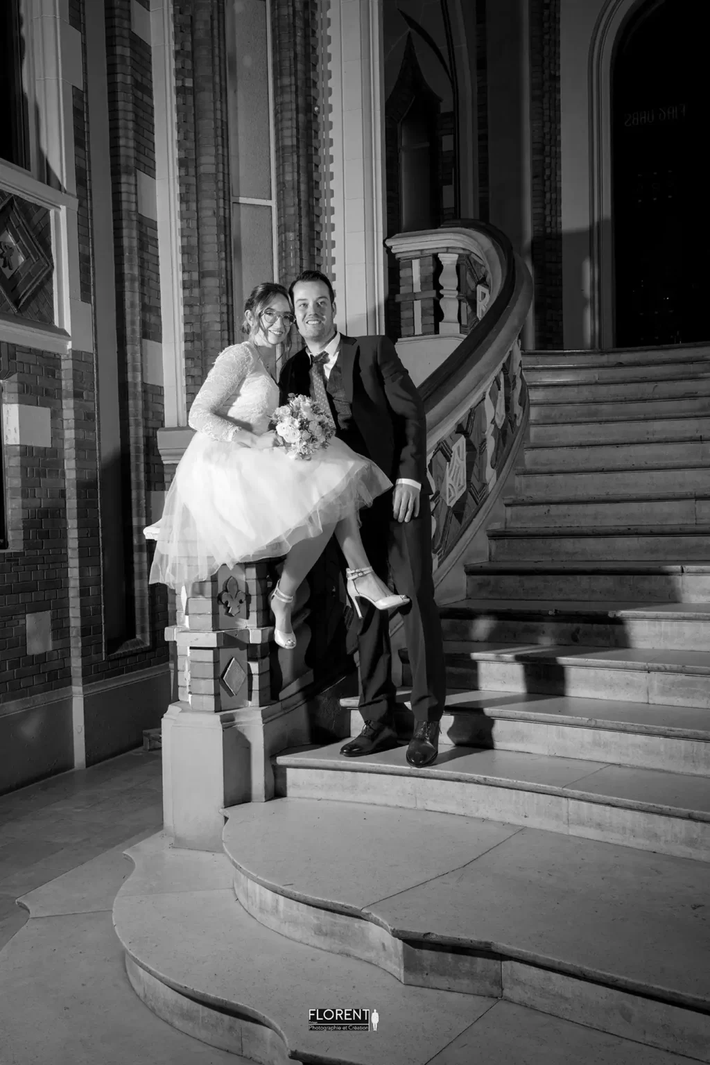 photographe mariage le touquet les mariés romatiques la mariee assise dans la montée des marches de la mairie florent studio lille paris boulogne sur mer