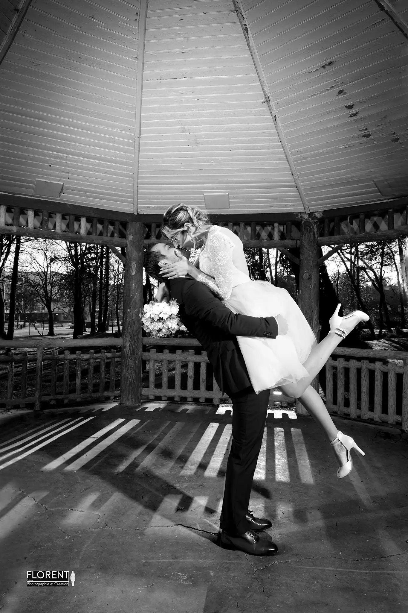 photographe mariage le touquet sous le kiosque les mariés s'embrassent florent studio lille paris boulogne sur mer saint omer