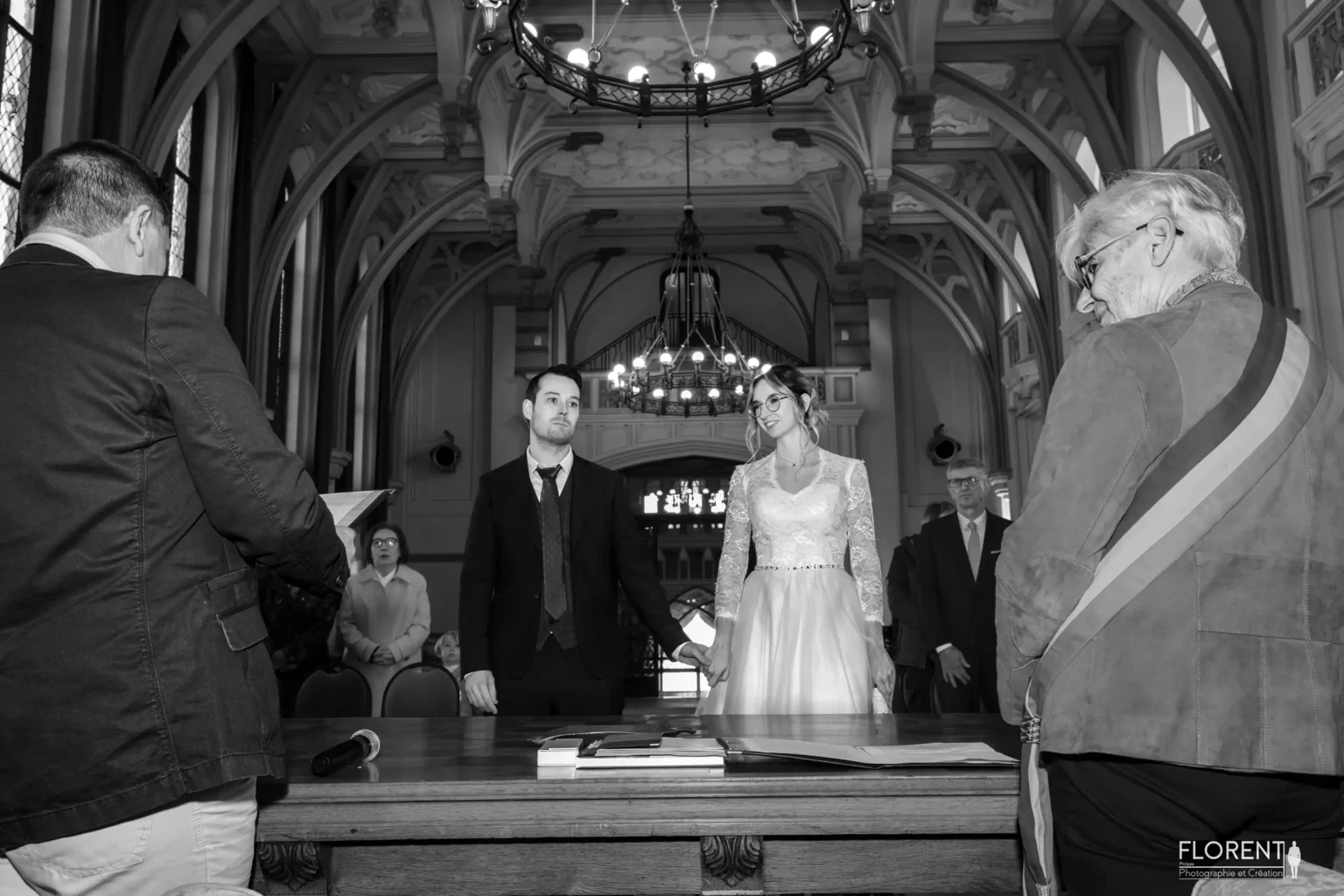 photographe mariage les maries debout devant la maire lecture en noir et blanc florent studio boulogne sur mer lille saint omer paris