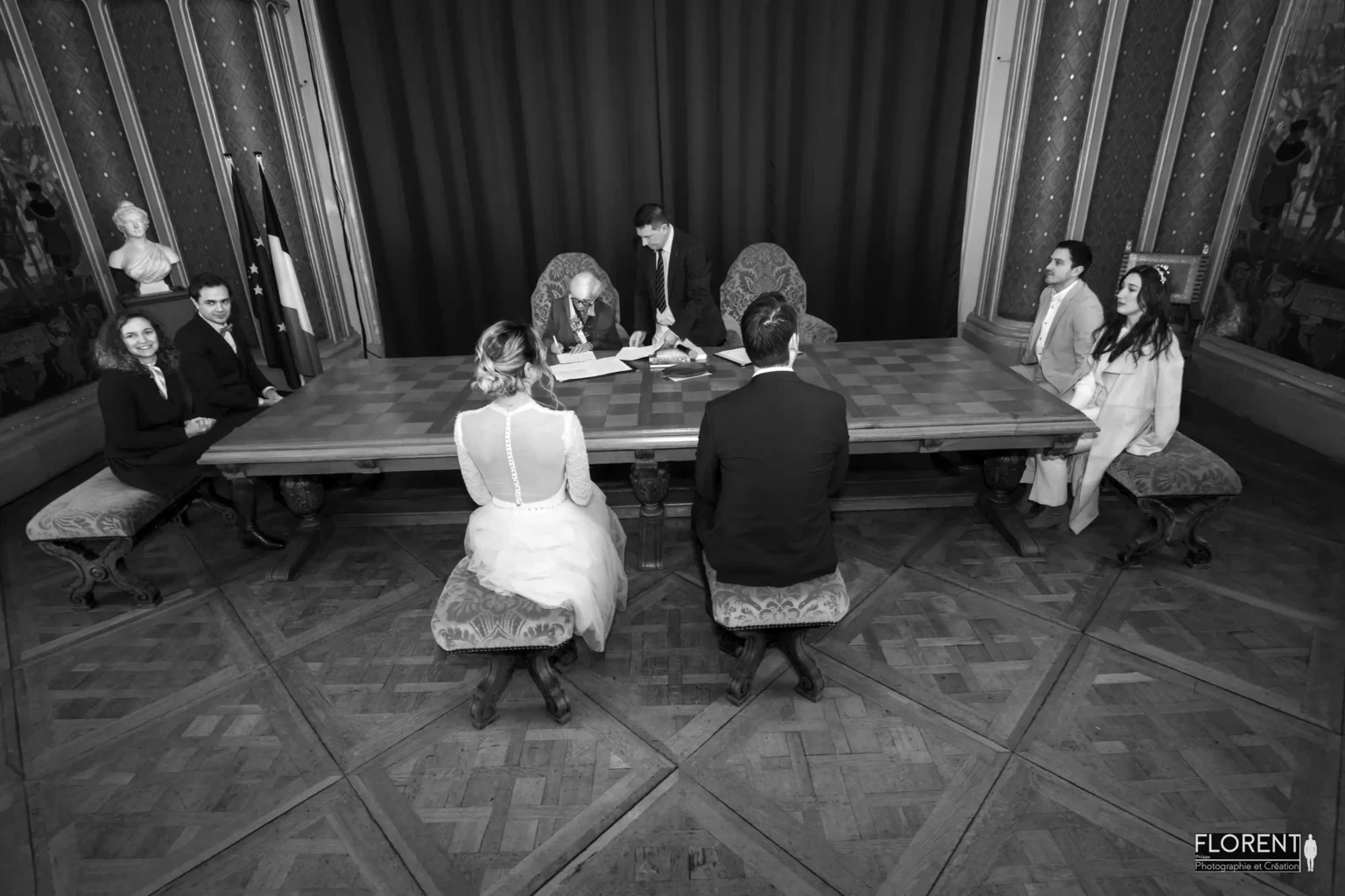 photographe mariage les mariés vue du dessus assis devant la maire signature florent studio boulogne sur mer lille saint omer paris