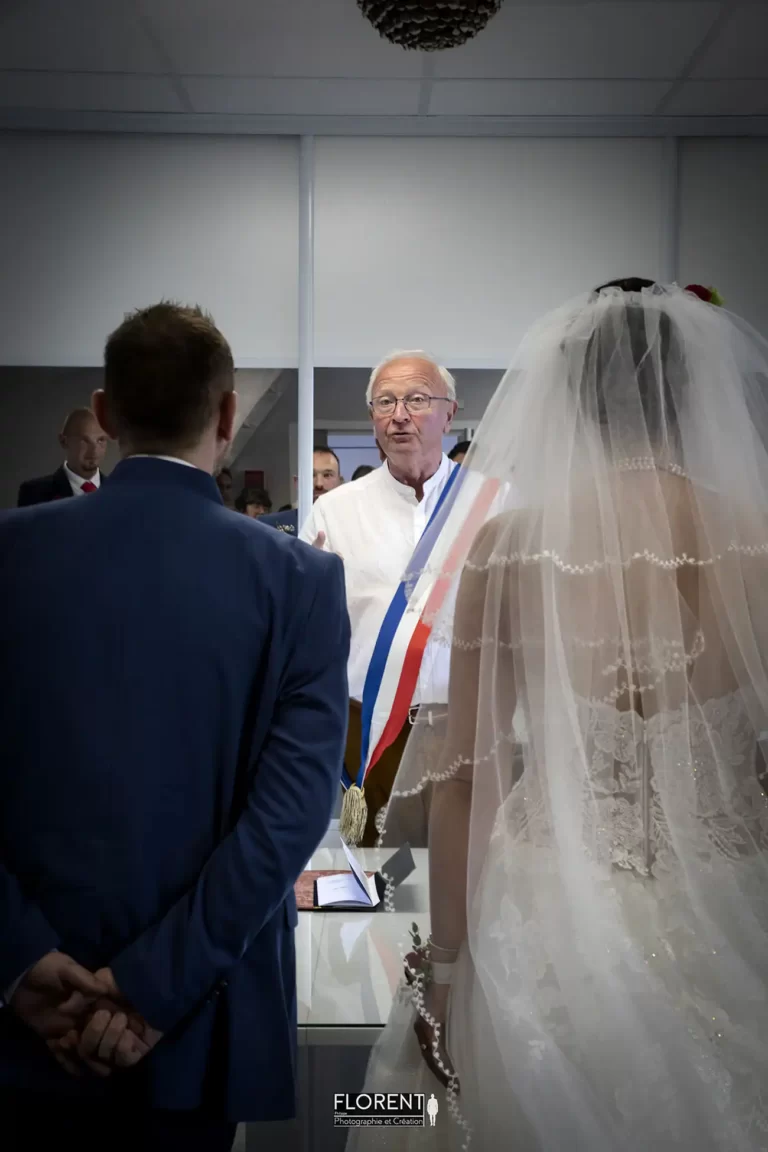 photographe mariage lille etaples les maries joyeux devant le maire de dosflorent studio boulogne sur mer le touquet paris saint omer
