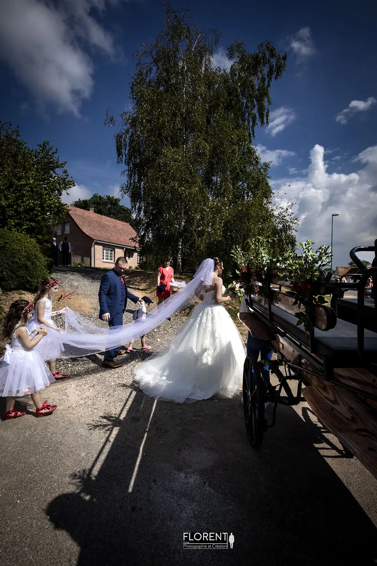 photographe mariage lille etaples les maries joyeux montent dans le carrosse direction la mairie florent studio boulogne sur mer le touquet paris saint omer