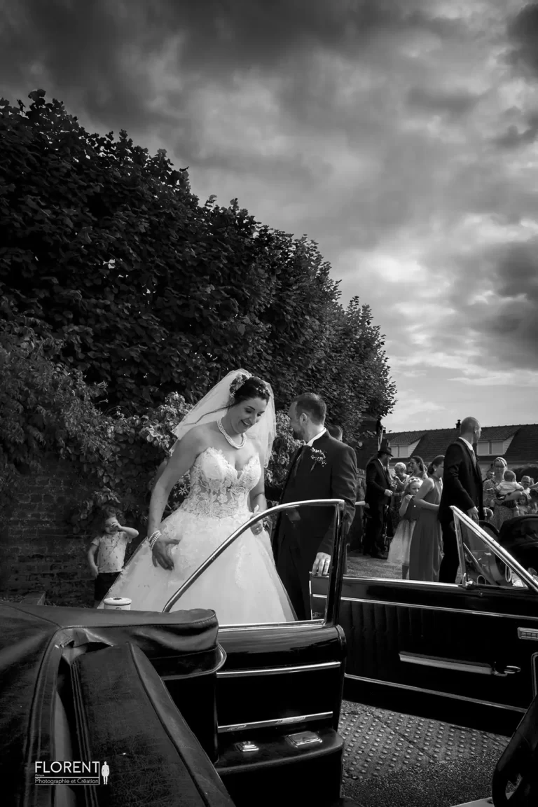 photographe mariage lille etaples superbe montée des maries dans une buick en noir et blanc boulogne sur mer paris le touquet saint omer