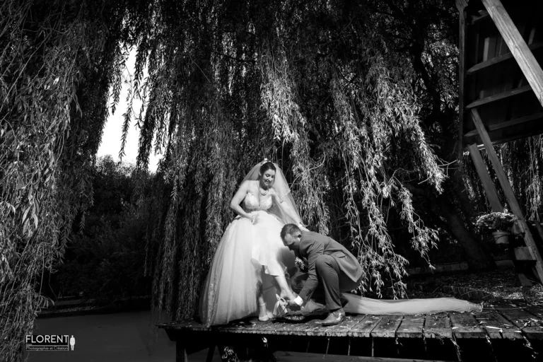 photographe mariage lille le touquet seance mariés sur passerelle avec scene de chaussures comme cendrillon fanie photographe boulogne sur mer lille le touquet paris calais saint omer