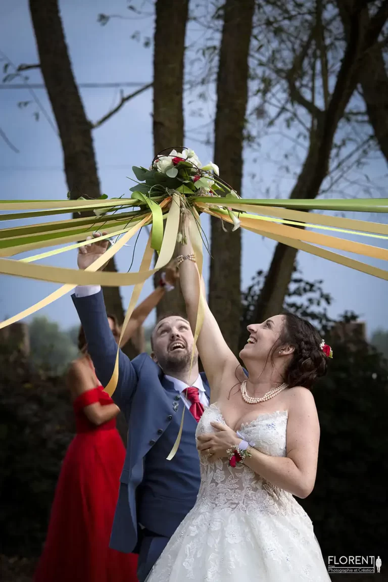 photographe mariage lille les mariés dans la ronde des rubans joyeuse florent studio photographe le touquet paris boulogne sur mer