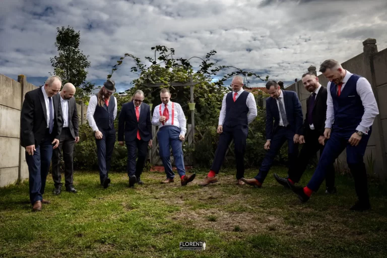 photographe mariage lille marié et témoins montre les chaussette et bretelles rouges florent studio boulogne sur mer le touquet saint omer