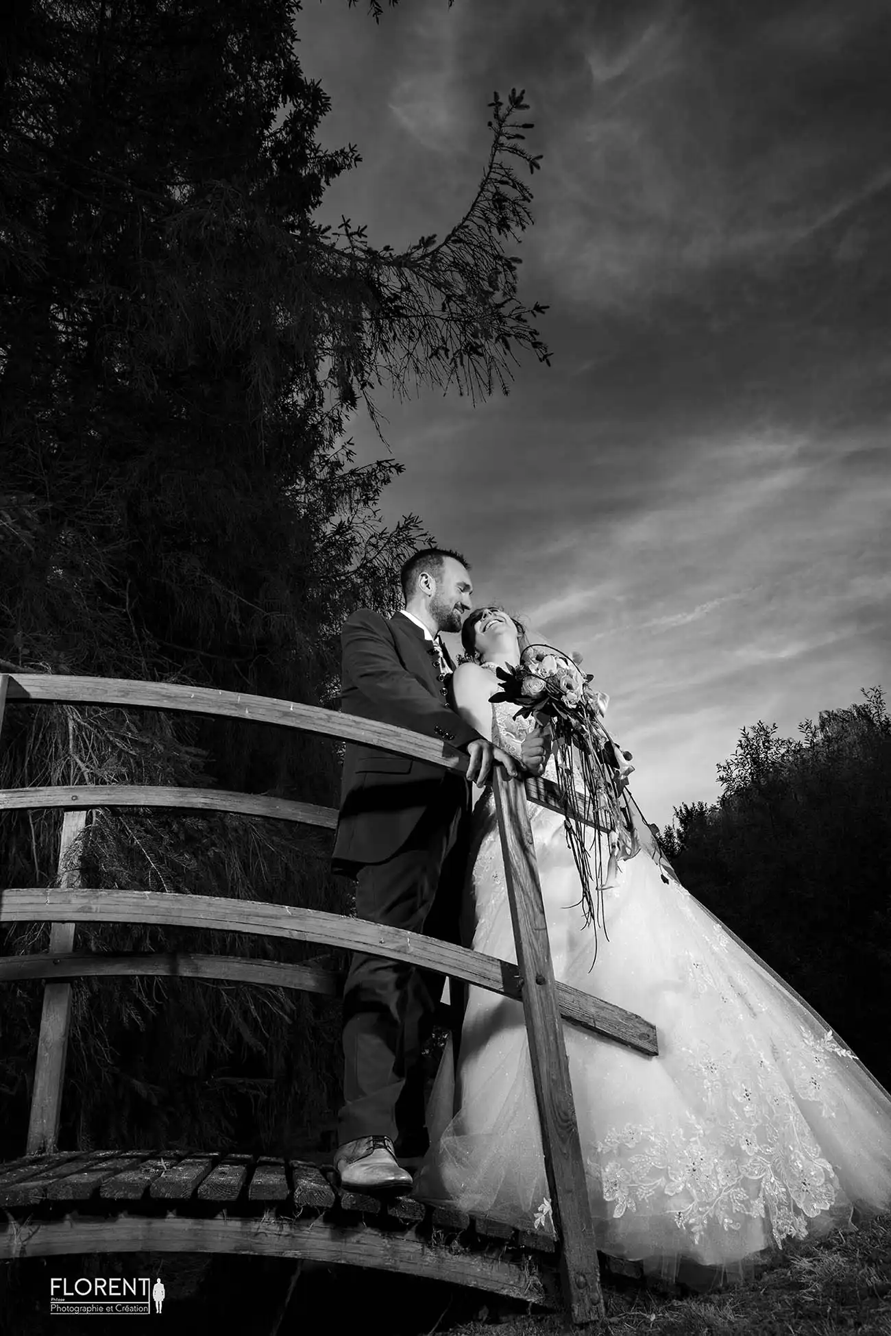 photographe mariage lille superbes seance tendresse maries en noir et blanc sur un pont florent studio boulogne sur mer lille le touquet paris calais