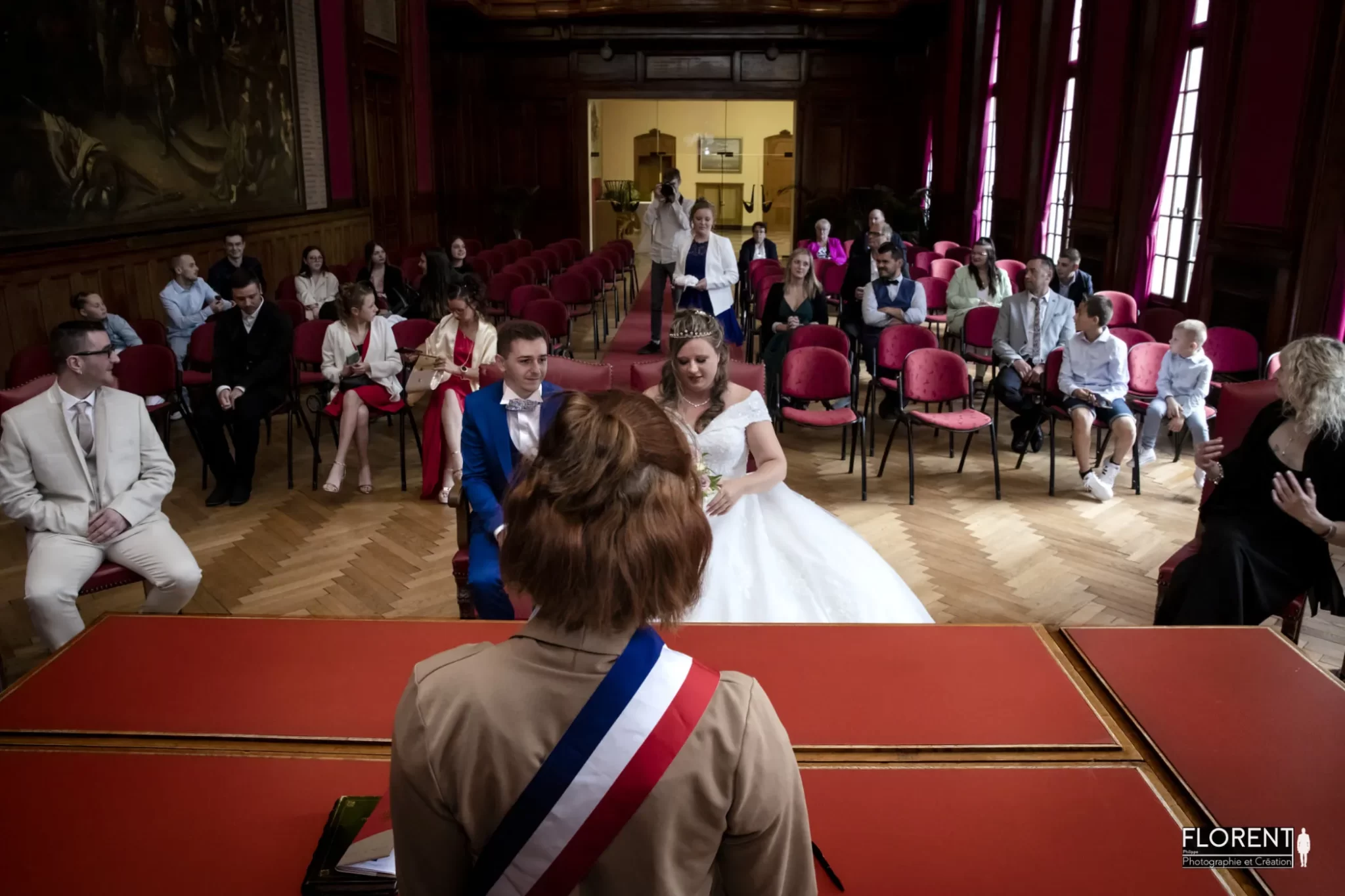 photographe mariage mairie boulogne sur mer superbe les mariés devant la maire de dos vue du dessus florent photographe boulogne sur mer lille le touquet paris calais saint omer le touquet