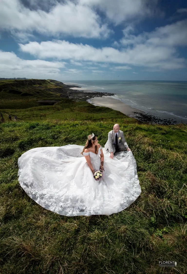 photographie mariage couple regards tendres sur la falaise et vue sur la mer studio florent boulogne sur mer lille paris amiens saint omer dunkerque arras lens le touquet