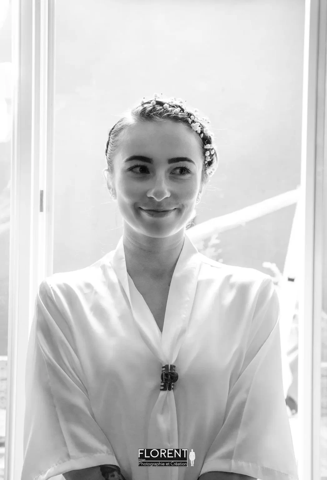 portrait-mariee-souriante-contre-jour-noir-et-blanc-florent-studio-photographe-boulogne-sur-mer-lille-le-touquet-paris-copie-1