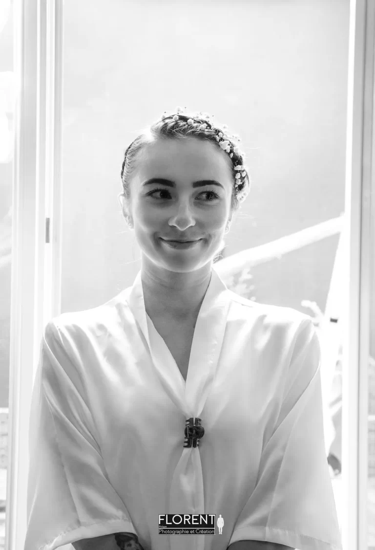 portrait-mariee-souriante-contre-jour-noir-et-blanc-florent-studio-photographe-boulogne-sur-mer-lille-le-touquet-paris-copie-1