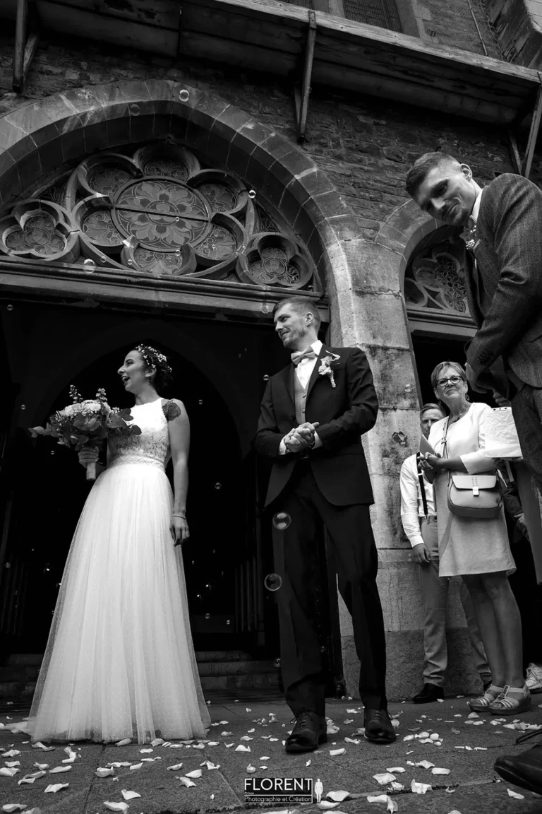 rire sortie eglise des mariés en noir et blanc florent studio photographe mariageboulogne sur mer lille le touquet paris saint omer
