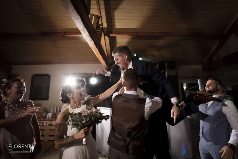 florent studio rires du mariés vers sa mariées porté par les témoins florent fanie photographe boulogne sur mer lille le touquet paris saint omer