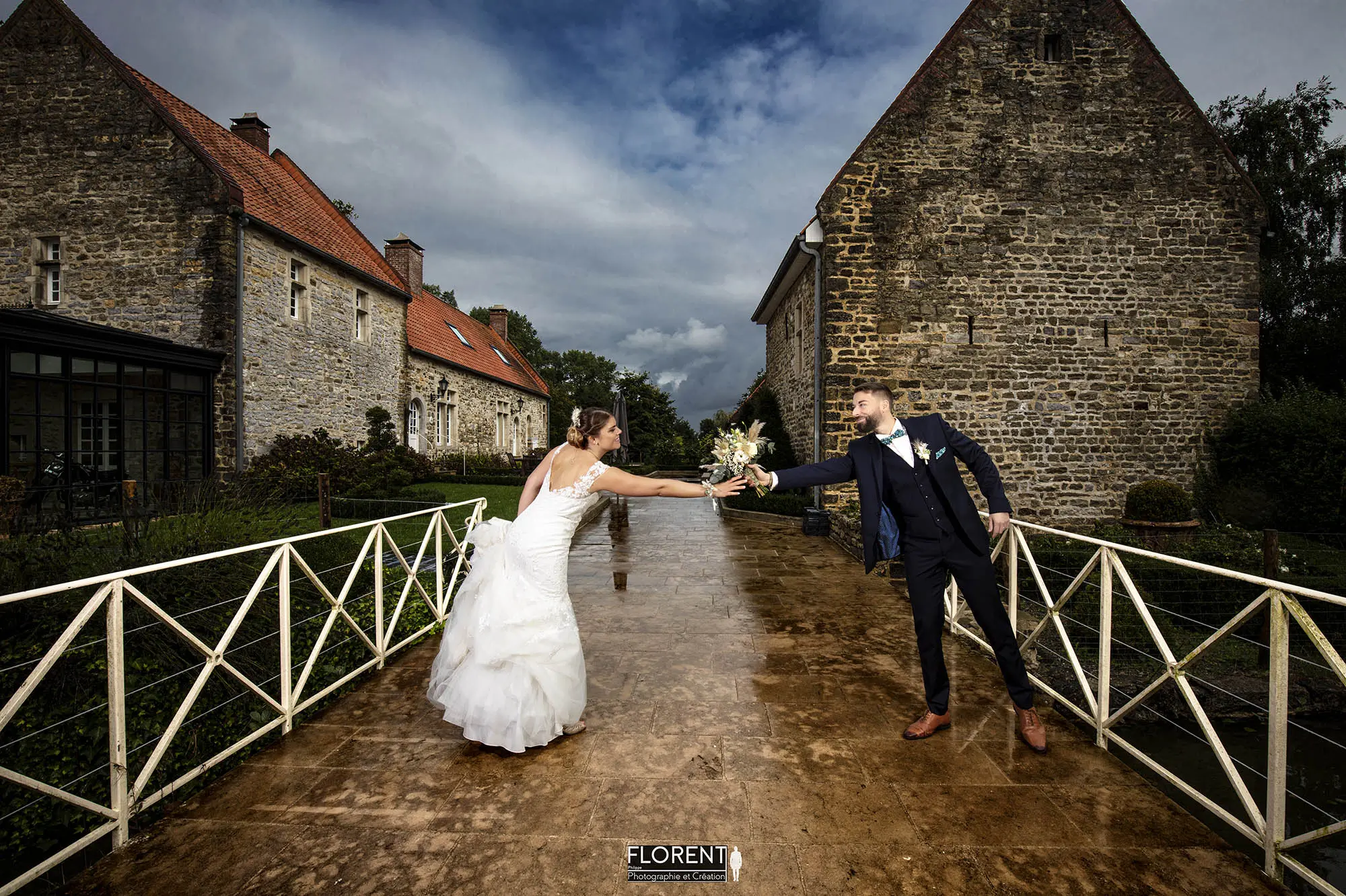 seance-photo-maries-humour-se-partage-un-le-bouquet-florent-fanie-photographe-boulogne-sur-mer-lille-le-touquet-paris-saint-omer-