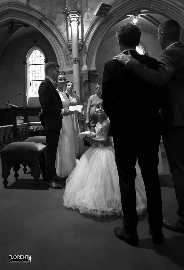 une petite danseuse sourit aux témoins en apportant les alliances photographe florent mariage boulogne sur mer lille le touquet paris saint omer