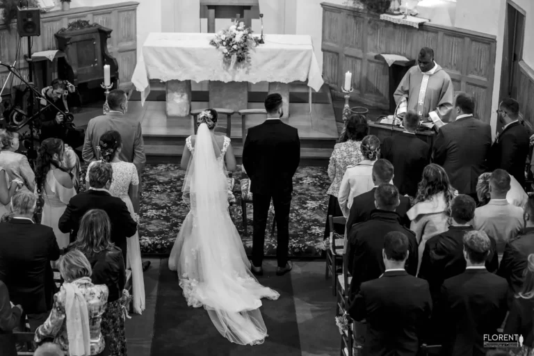 vue aérienne dans l'église des époux devant l'autel avec émotion florent studio fanie photographe boulogne sur mer lille calais saint omer le touquet paris france