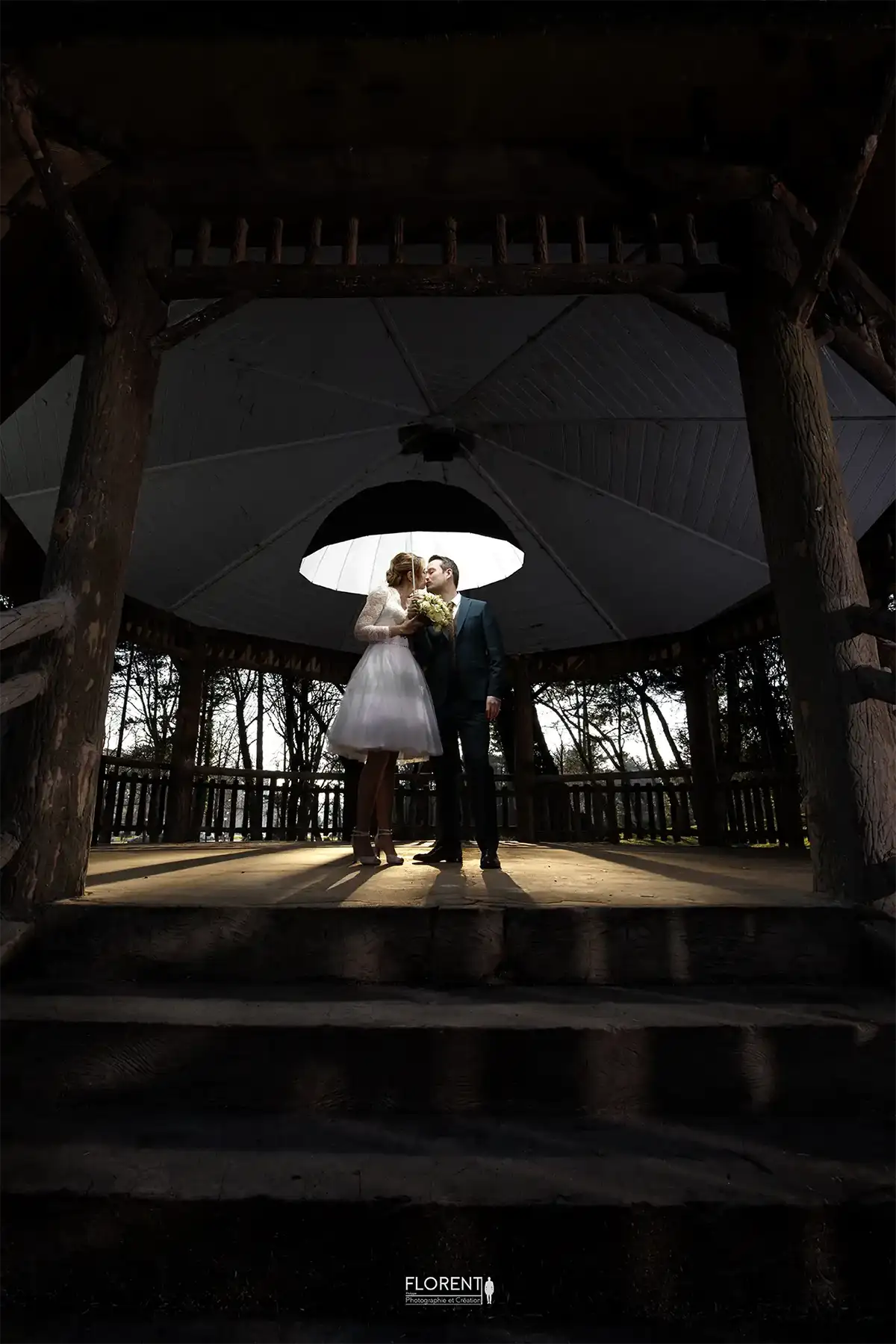 photographe-mariage-le-touquet-sous-le-kiosque-les-amoureux-sous-un-parapluie-eclaire-florent-studio-boulogne-sur-mer-lille-paris-saint-omer-