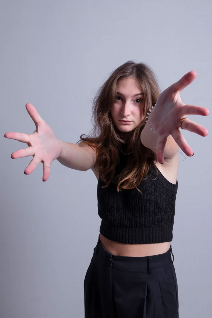 book photo jeune femme comedienne bras et mains tendues florent studio boulogne sur mer lille le touquet paris calais saint omer dunkerque lens arras