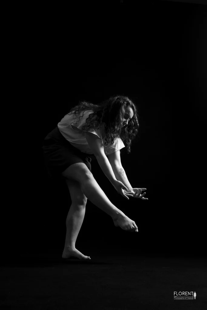 book photo superbe mouvement danseuse contemporaine noir et blanc sur fond noir florent studio boulogne sur mer lille le touquet paris amiens arras calais dunkerque