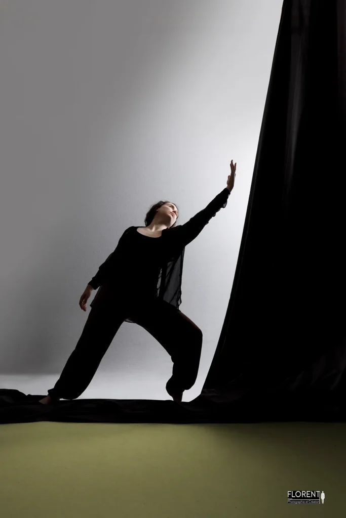 danse contemporaine elegante pose elora avec drapé tissus dans la fumée florent studio boulogne sur mer lille le touquet paris saint omer dunkerque calais arras amiens