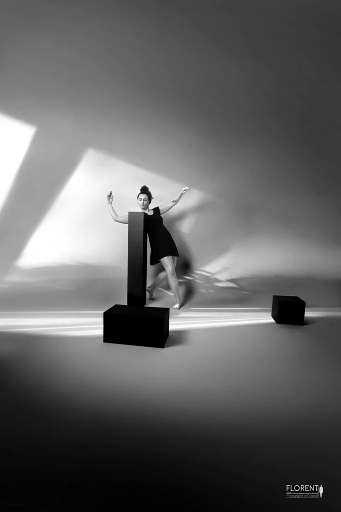 photo book danseuse contemporaine joue avec decors colonne en bois noire rayon de soleil fenêtre florent studio boulogne sur mer lille le touquet paris amiens arras calais dunkerque