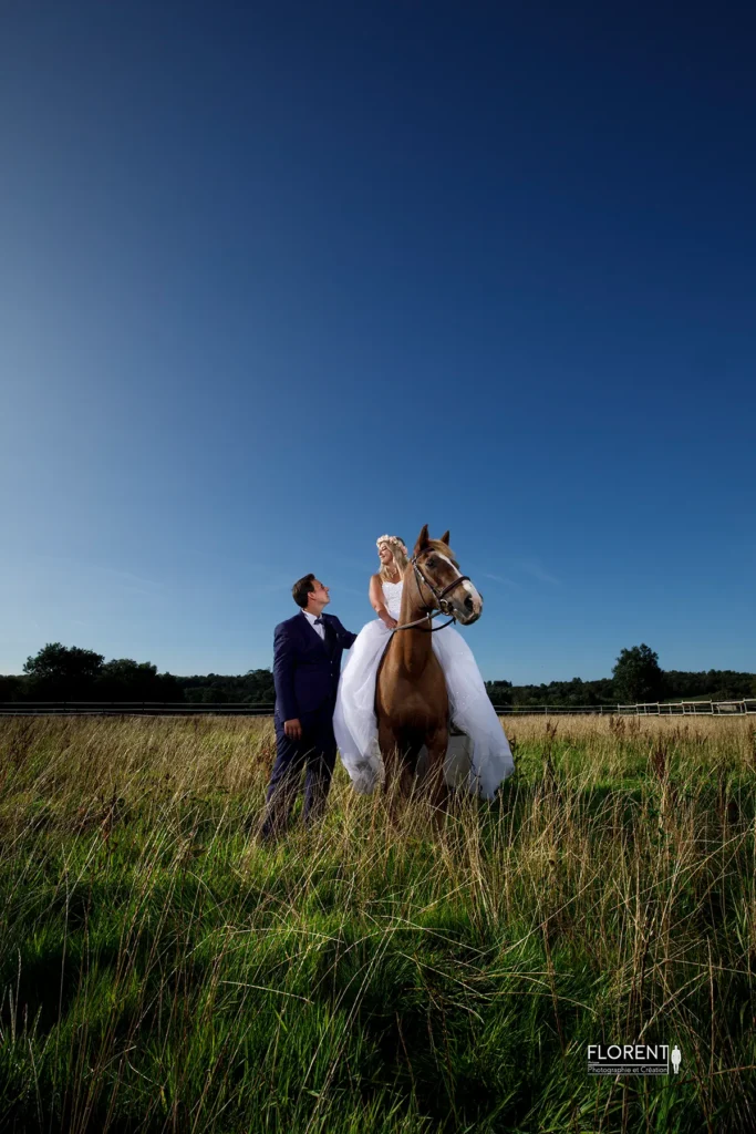 After day mariage desvres boulogne sur mer mariee a cheval et epoux dans les champs magique florent photographe paris le touquet lille saint omer amiens arras calais