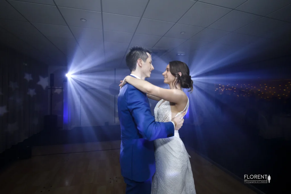 danse amoureuse mariage arras cambrai dans la fumee projecteur bleue florent photographe mariage boulogne sur mer lille le touquet paris arras cambrai calais amiens saint omer copie
