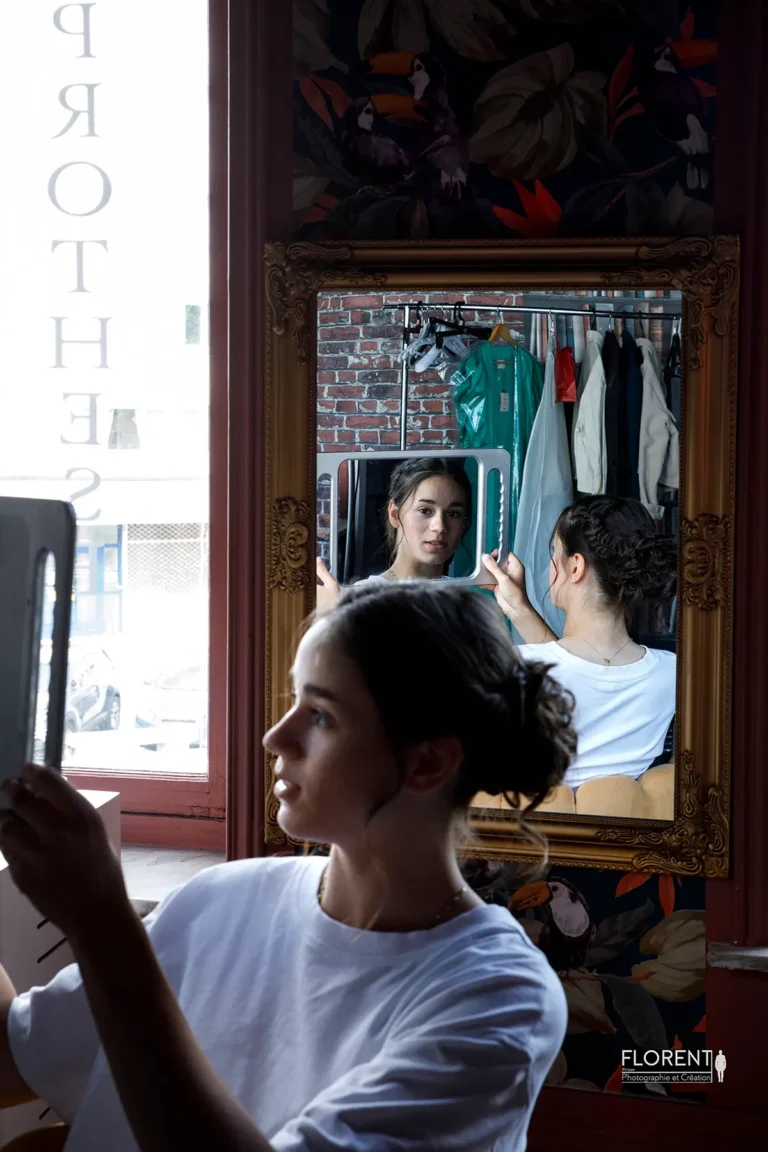 soeur de la mariee se regarde dans miroir en souriant boulogne sur mer florent mariage photographe lille le touquet paris arras amiens calais