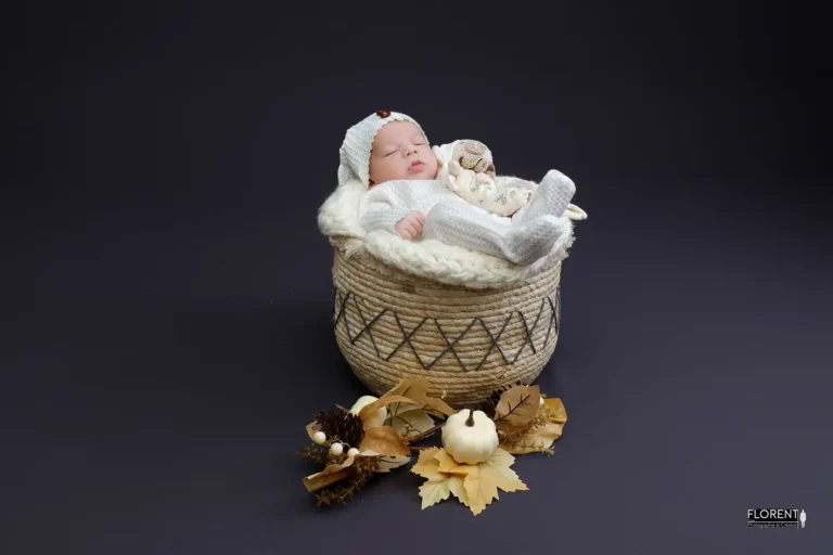 bebe dans panier peluches et feuilles vue dessus fanie photographe florent studio boulogne sur mer lille le touquet paris saint omer hardelot berck calais