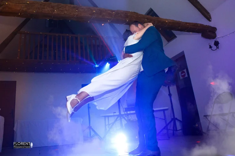 danse mariage couple amoureux mari fait tourner la mariee en l air florent studio photographe mariage calais boulogne sur mer lille le touquet paris calais