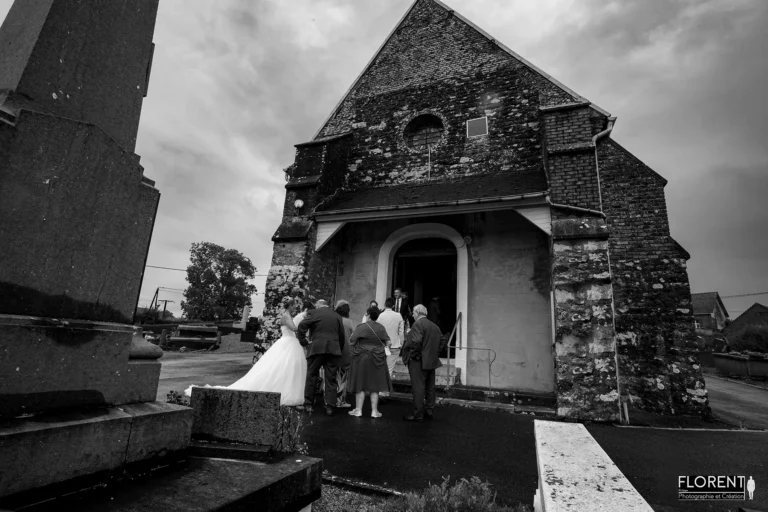 fantastique-photo-dramatique-mariage-arrivee-mariee-sous-la-pluie-chapelle-saint-omer-florent-studio-photographe-mariage-pas-de-calais-nord-boulogne-sur-mer-lille-paris-arras-le-touquet.webp