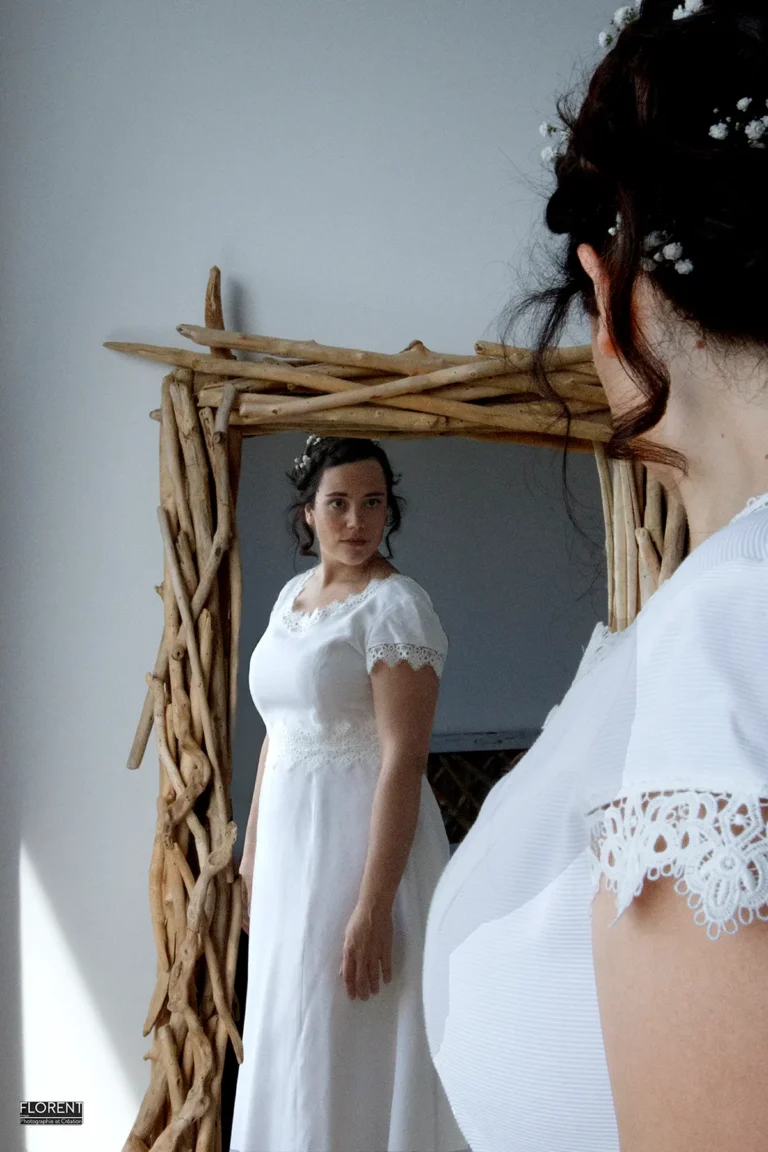habillage mariage mariee devant miroir florent studio calais photographe boulogne sur mer lille letouquet paris saint omer