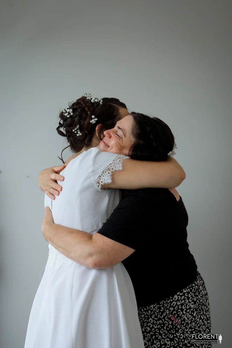 habillage mariage mariee embrasse sa maman florent studio calais photographe boulogne sur mer lille letouquet paris saint omer