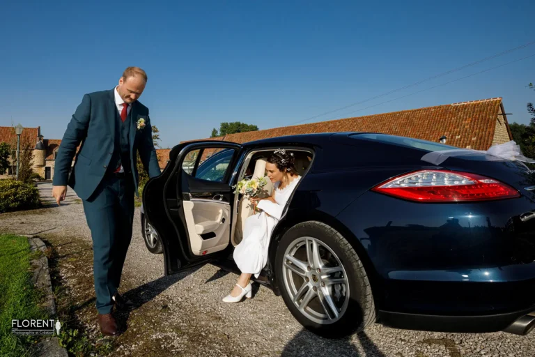 mari ouvre la portiere de la porsche a son epouse florent studio photographe calais boulogne sur mer lille le touquet paris