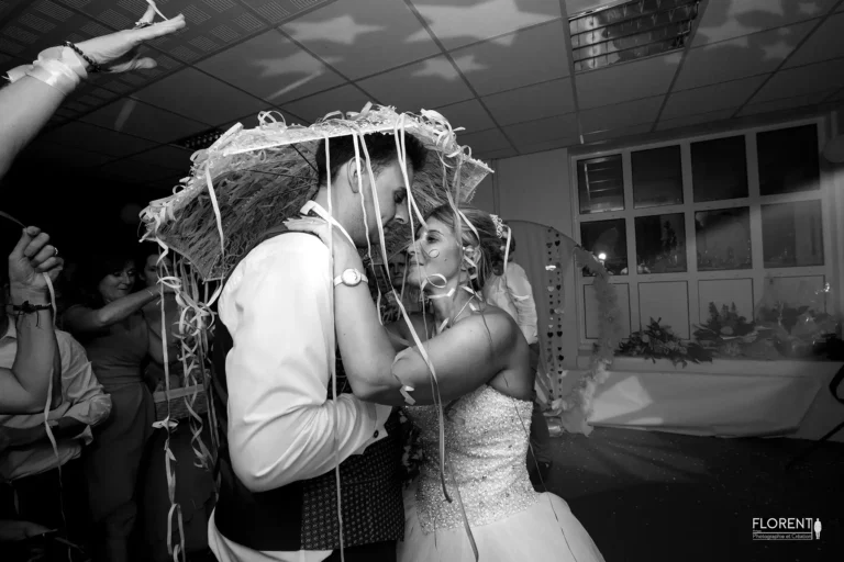 mariage-danse-du-parapluie-maries-tendres-sous-ombrelle-cotillons-s-embrassent-florent-studio-photographe-mariage-pas-de-calais-nord-boulogne-sur-mer-lille-paris-arras-le-touquet