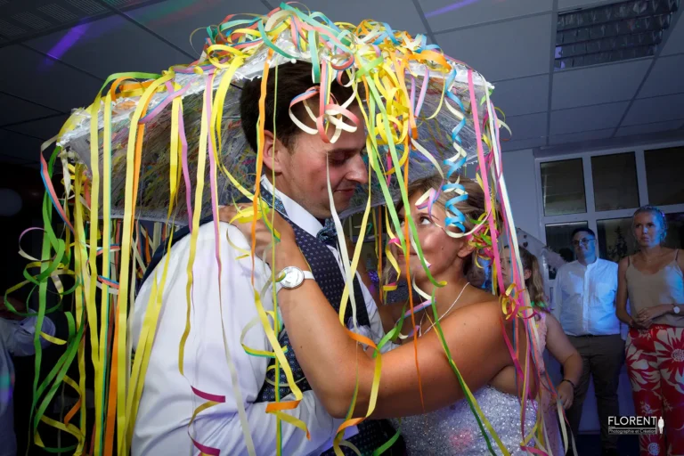 mariage-fete-danse-du-parapluie-maries-sous-ombrelle-cotillons-se-regardent-florent-studio-photographe-mariage-pas-de-calais-nord-boulogne-sur-mer-lille-paris-arras-le-touquet.
