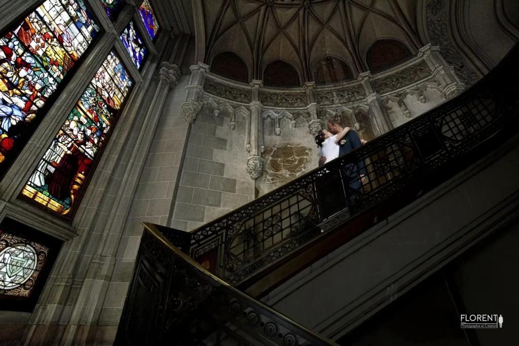 mariage-mairie-de-calais-couple-tendre-baiser-sous-les-lustres-escaliers-magiques-florent-studio-photo-boulogne-sur-mer-lille-le-touquet-paris-lille-saint-omer-arras-1.webp